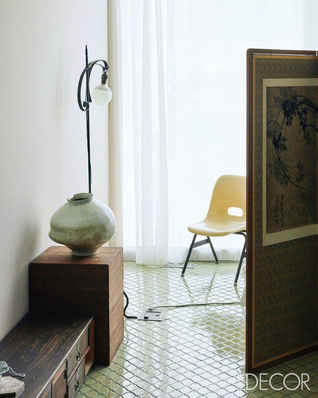 거실 한편에 병풍으로 가린 침실.