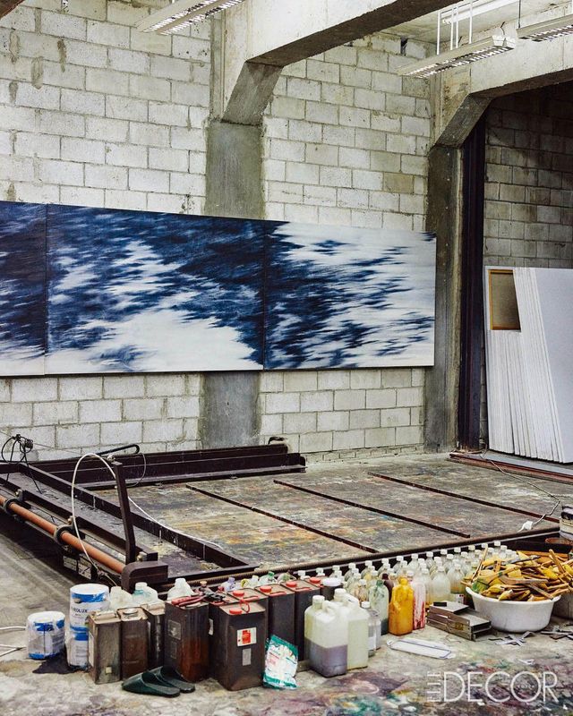 지하 1층 작업실. 다양한 색채를 사용하기 전, 연필 드로잉 후 바니시를 입혀 완성한 3면화 ‛밤은 낮을 지운다, 2007-2008’이 걸려 있다. 바닥에 설치된 구조물은 바니시를 고르게 바르기 위한 작업 도구로, 작가가 직접 제작한 것. 