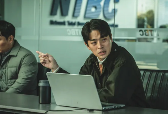 짜증 연기로 유명한 넷플릭스 시리즈〈지옥〉 의 배우 박정민의 스틸컷
