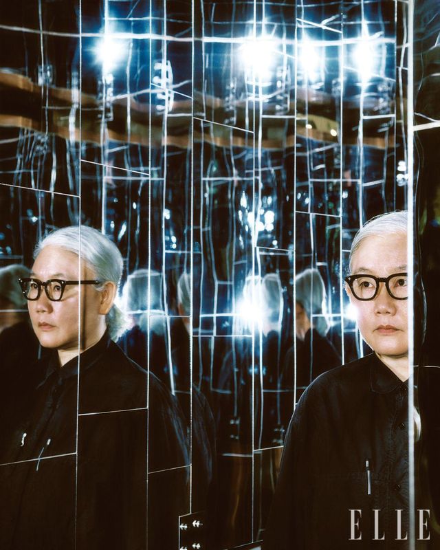 ‘비아 네가티바’(2022, 2012년 작 재제작) 내부에 선 작가 이불.