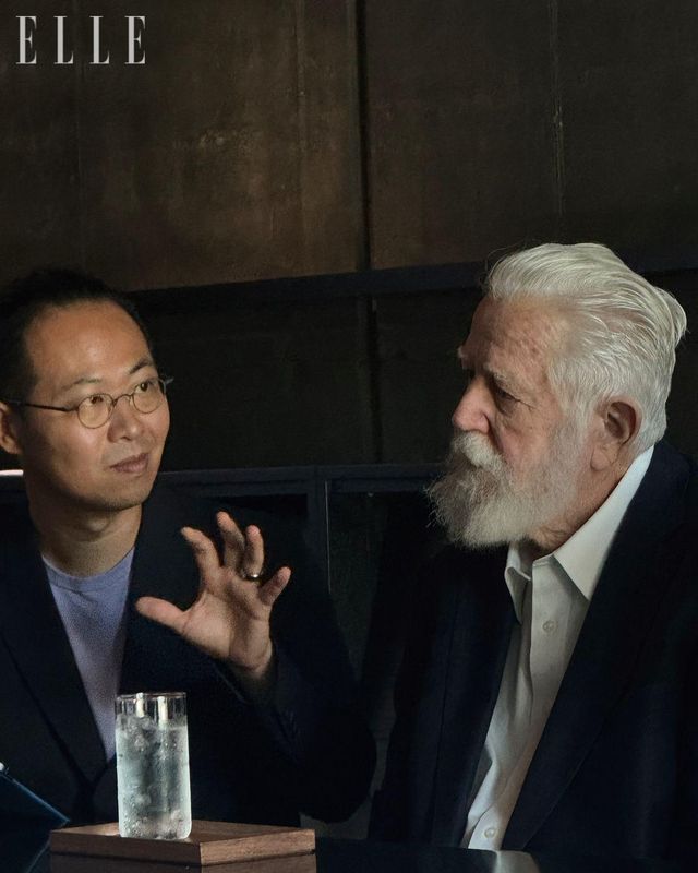 지난 6월, 페이스 갤러리에서 열린 제임스 터렐 기자간담회에서 통역 중인 박재용.