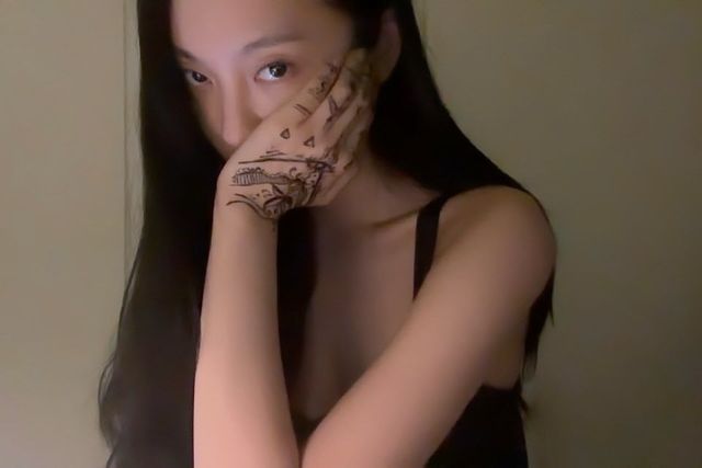 블랙 민소매 톱으로 심플한 블랙 룩을 완성한 닝닝. @imnotningning