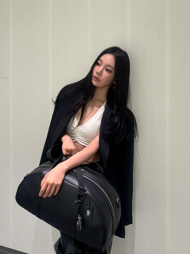 흰색 상의와 검은색 재킷으로 간결하고 군더더기 없는 룩을 연출한 닝닝. 네일 컬러 역시 블랙으로 통일해 세련된 분위기로 마무리했습니다. @imnotningning