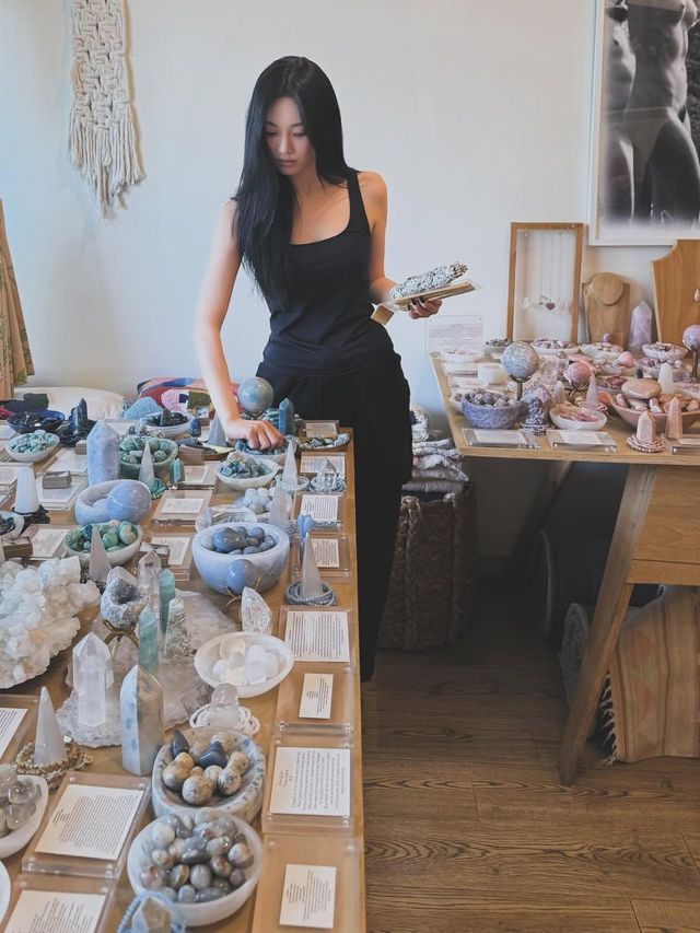 민소매 톱과 오버사이즈 바지를 조합하면 대비적인 실루엣을 완성할 수 있습니다. @imnotningning