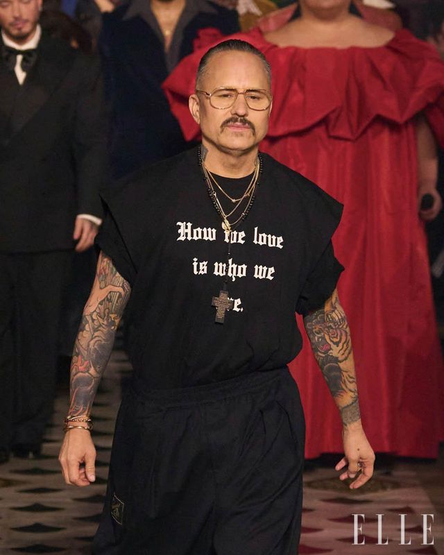 피날레에 슬로건 티셔츠를 입은 디자이너 윌리 차바리아.