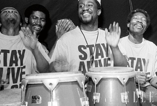 캐서린 햄넷의 상징적 슬로건 티셔츠 중 하나인 ‘STAY ALIVE’. 