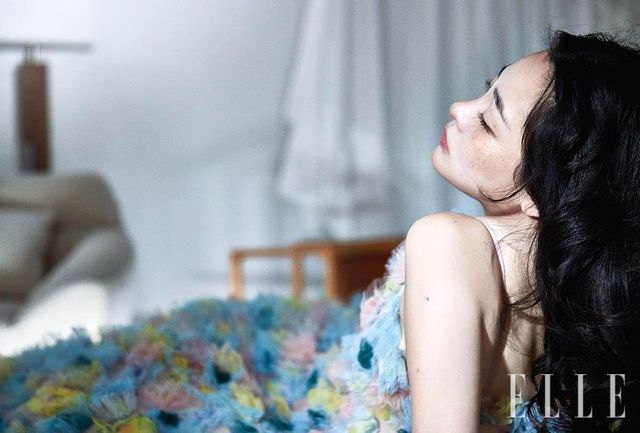 레이스 러플 드레스는 Susan Fang