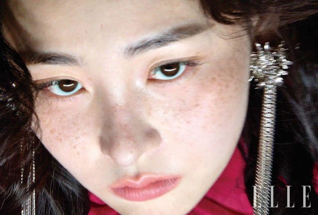 이브닝드레스와 해바라기 모티프의 이어링과 링, 포인티드 토 레이스업 부츠는 모두 McQueen.