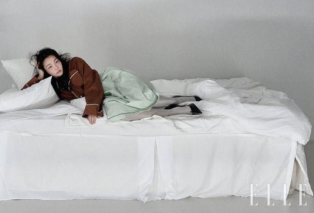 코튼 셔츠와 미디스커트, 드롭 이어링, 레더 펌프스는 모두 Prada. 타이츠는 스타일리스트 소장품.