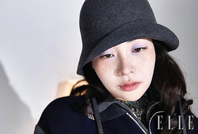 집업 스웨트셔츠와 니트 톱, 숄은 모두 Miu Miu. 진주 브레이슬릿은 All-in.