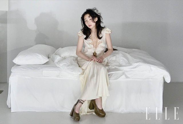 레이스 장식의 실크 드레스와 펜던트 네크리스, 스트랩 펌프스는 모두 Chloé.