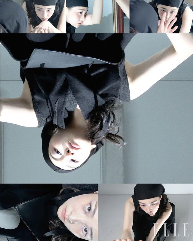 니트 톱과 베스트, 허리에 두른 코트, 두건 모자는 모두 The Row.