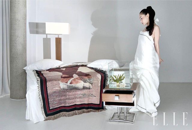 듀벳 드레스, 스트랩 샌들은 Kimhe-kim. 