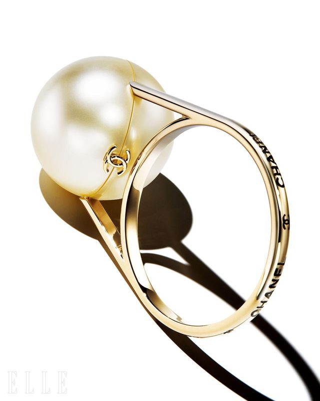 진주 반지를 모티프로 한 오브제 백은 가격 미정, Chanel.