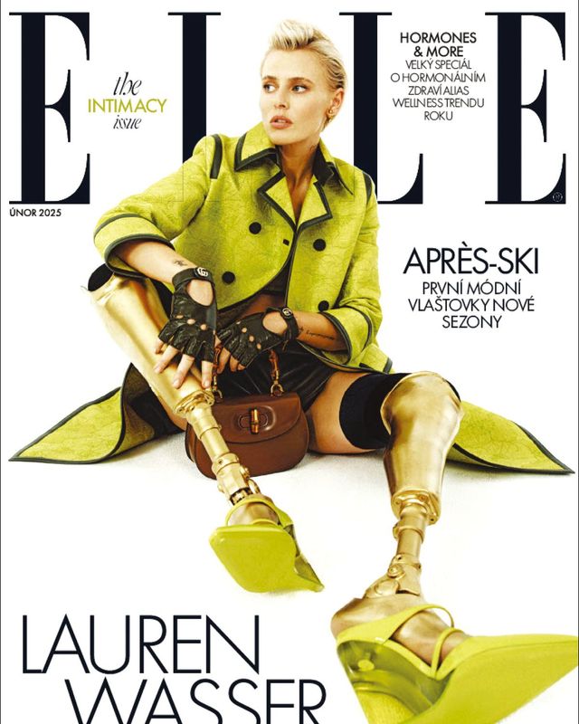 2022년 2월 <엘르> 체코 표지. 황금색 의족을 단 채 포즈를 취한 모델 로렌 바서. 마투스 토스(Matúš Tóth)가 촬영했다. 