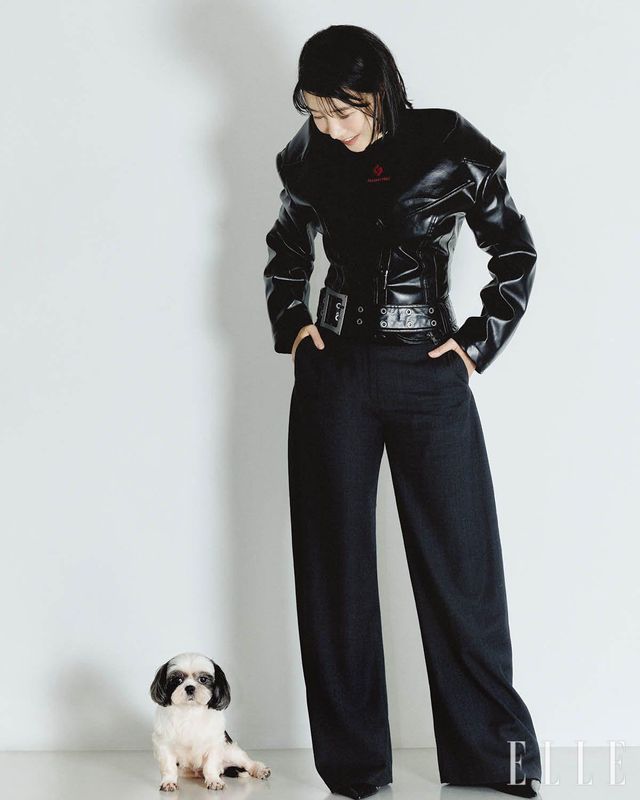 이너 웨어 톱은 Shushu/Tong. 그레이 팬츠와 힐은 Zara. 재킷은 스타일리스트 소장품.