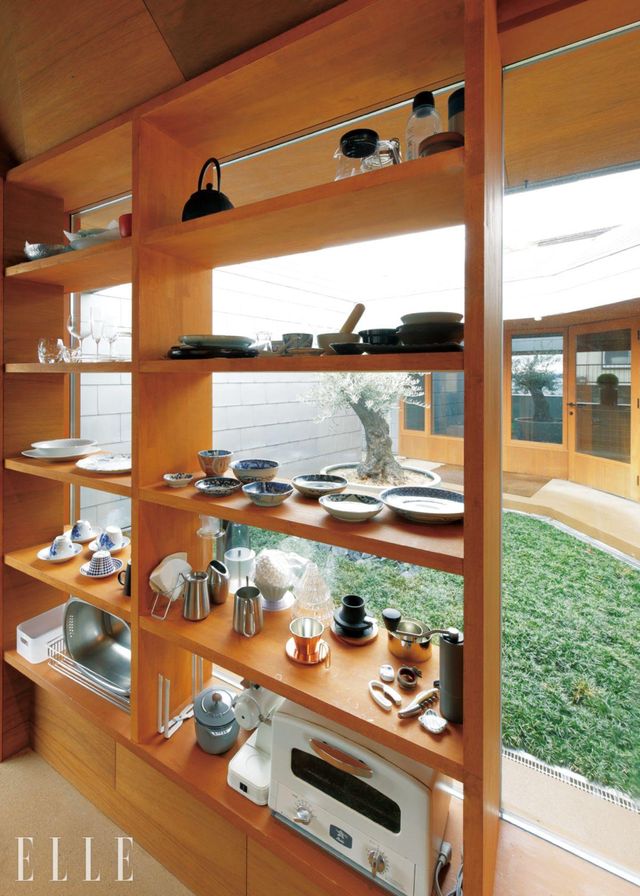 요리를 즐기고 그릇을 수집하는 부부를 위해 창틀과 일체형으로 설계된 오픈형 식기장을 설치했다. 빛이 들어오는 방향에 맞춰 설계해 기물 하나하나가 인테리어의 일부가 된다. 