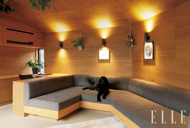  소파의 마감재로 긁힘과 오염에 강한 특수 합성가죽을 선택했다. 