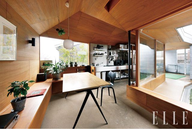 동굴을 연상시키는 포근한 분위기의 실내. 벽은 천장까지 경계 없이 라왕 합판으로 통일했다. 