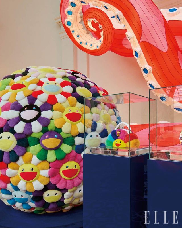 무라카미 다카시의 2008년 작품 ‘멀티컬러 플러시 볼(Multicolor Plush Ball)’ 옆에 전시된 카퓌신 이스트 웨스트 레인보우(Capucines East West Rainbow) 백.
