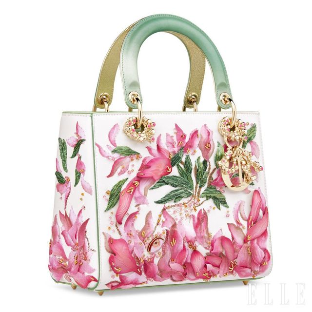 쿠웨이트 시각 아티스트 앨리마마 래시드의 스타일로 꾸며진 백. 