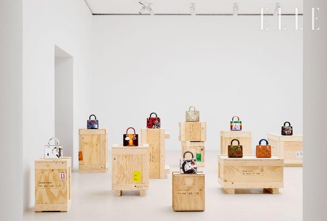 10주년을 맞이해 전시된 다채로운 레이디 디올 백. 