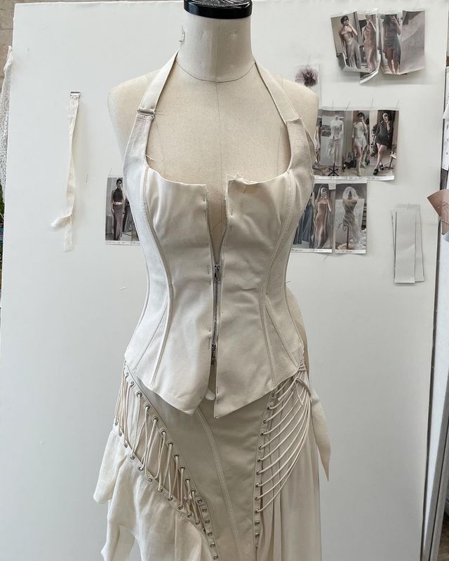 마리나 이어리의 드레스