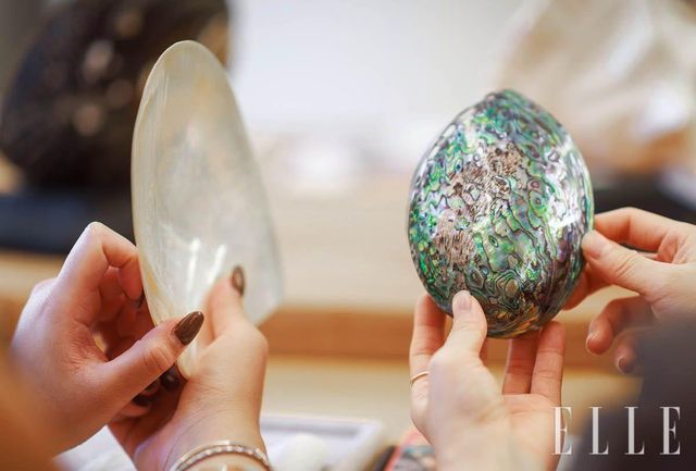 레꼴 주얼리 스쿨에서는 직접 만져 보고 비교하며 진주의 가치를 이해할 수 있다. 