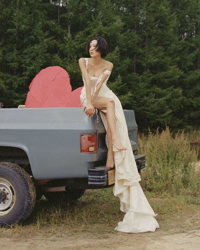 'Good Goodbye' 뮤직비디오 속 화사의 드레스