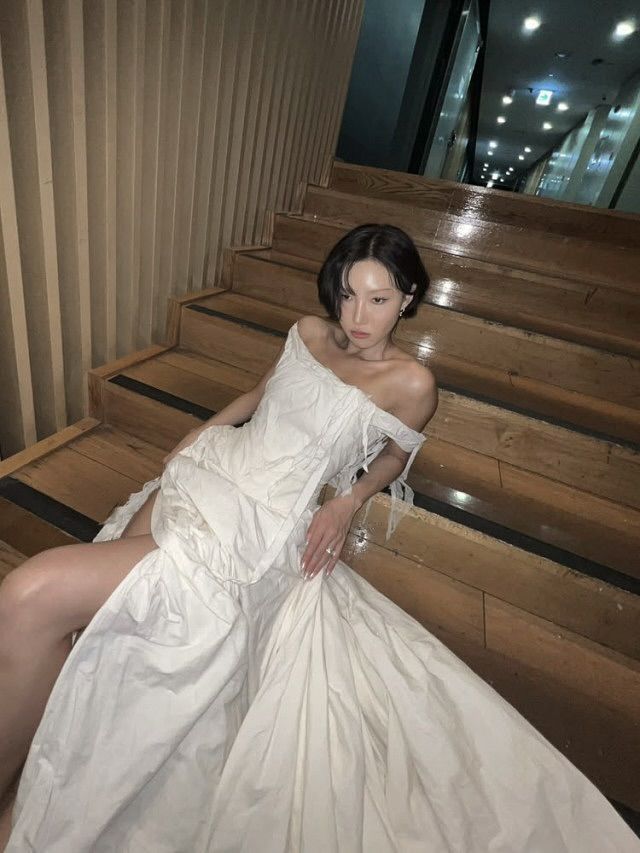 청룡영화제에서 같은 드레스를 착용한 화사