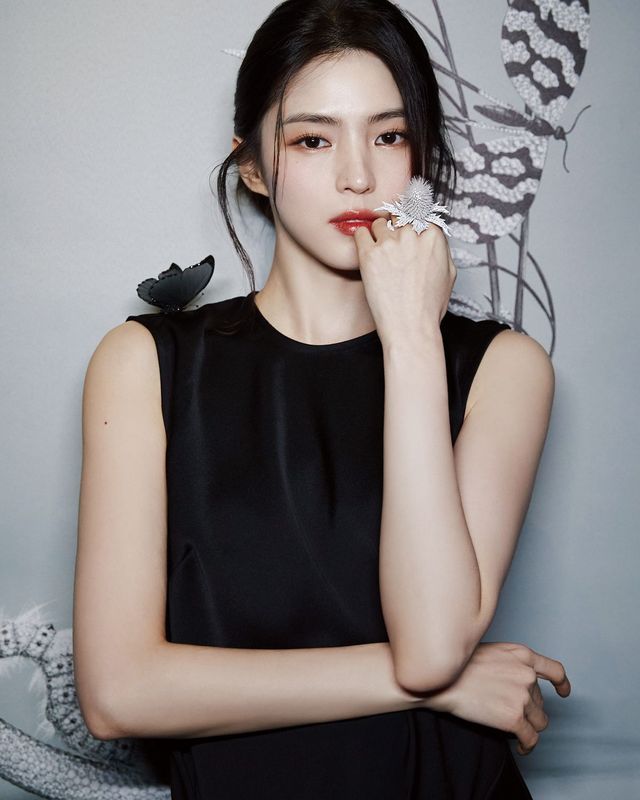  ‘Composition N°5’의 엉겅퀴 더블 핑거 링과 ‘Composition N°1’의 나비 숄더 브로치를 착용한 배우 한소희. 