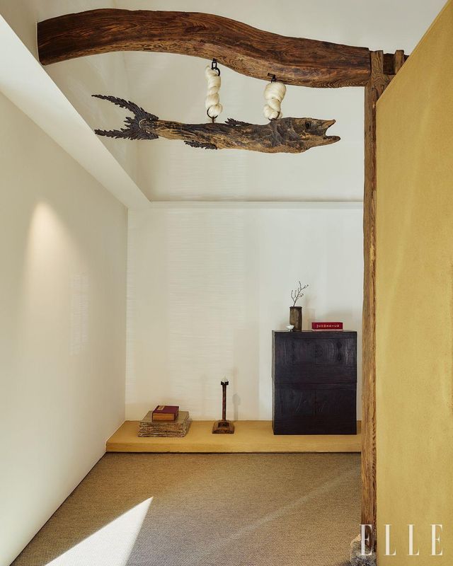 커다란 액막이 명태가 걸린 입구. 김시습의 〈매월당집〉 옆에는 조선시대 때 제작된 장롱과 등잔대 등이 자리 잡고 있다. 