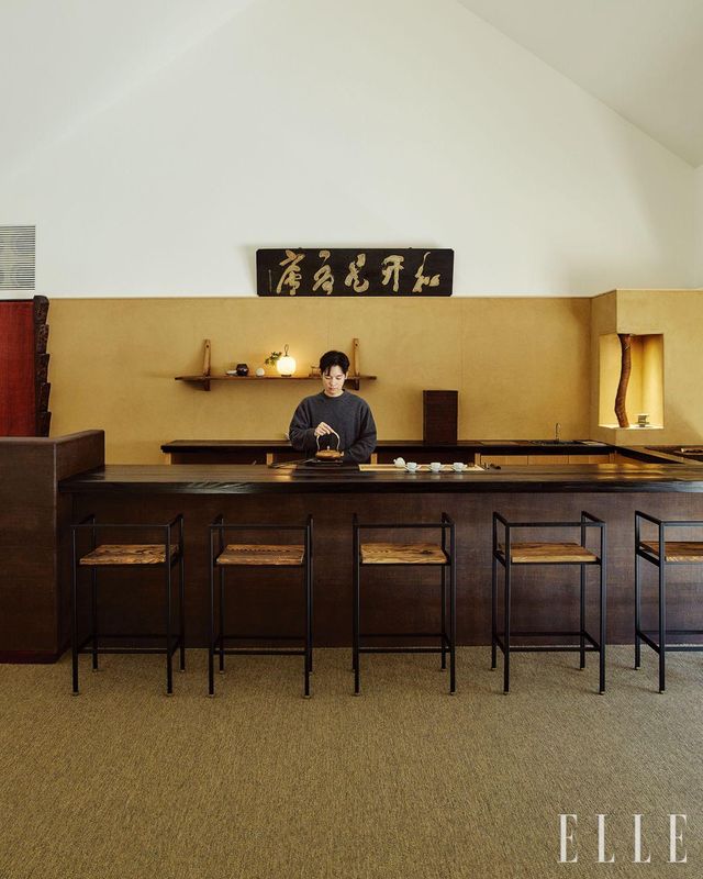 한국차문화 연구소와 갤러리, 찻집으로 운영 중인 로해. 중앙에 걸린 현판 ‘화개시서려(和開是序廬)’는 ‘조화를 바탕으로 세워진 학자의 초막’을 뜻하며, 소박함과 비움을 실천한 조선 다인의 정신이 느껴진다.