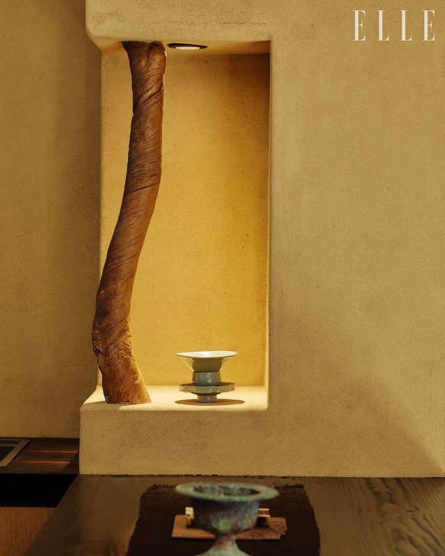  양양 낙산사에 큰 화재가 났을 때 떨어진 소나무 가지로 기둥을 만들었다. 해풍을 맞아 자연스럽게 꼬인 나무에는 ‘인고의 아름다움’이 담겨 있다. 