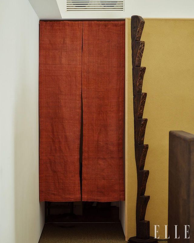 제주 전통 가옥에서 사용하던 참죽나무 계단을 오브제처럼 활용했다. 