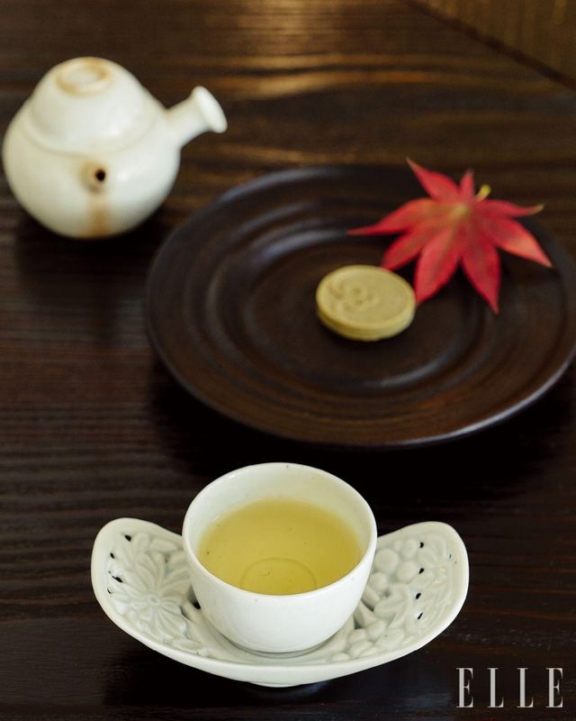 하동의 소규모 다원에서 만든 작설차와 봉황 무늬를 새긴 작설 저고령당. 