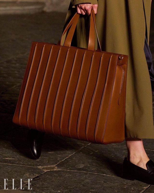 클래식한 브라운 컬러와 빅 사이즈로 선보인 휘트니 백.