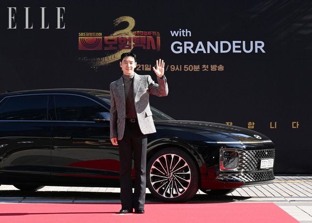 〈모범택시 3〉 김도기 역할의 이제훈과 그랜저 