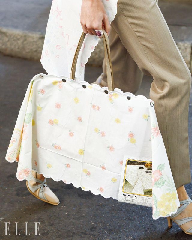 식탁보로 만든 커버를 씌운 가방. 