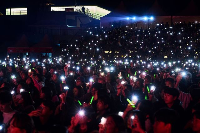 엘르 스테이지 무대를 향해 휴대폰 불빛으로 호응을 보내는 관객들.