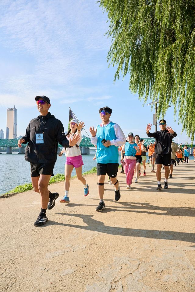 63빌딩을 배경으로 한강 변을 달리는 러닝 클래스.