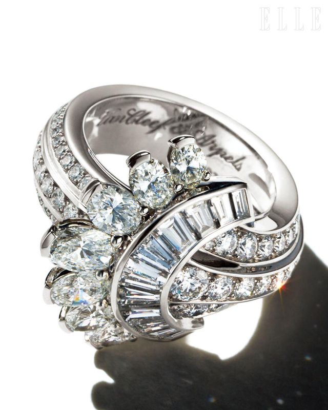 화이트골드와 다이아몬드로 이뤄진 에방타이 드 디아망 링은 가격 미정, Van Cleef & Arpels.