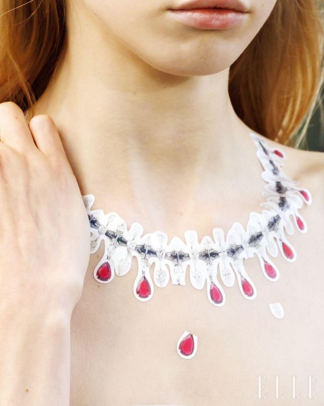  스티커로 만든 주얼리 네크리스.