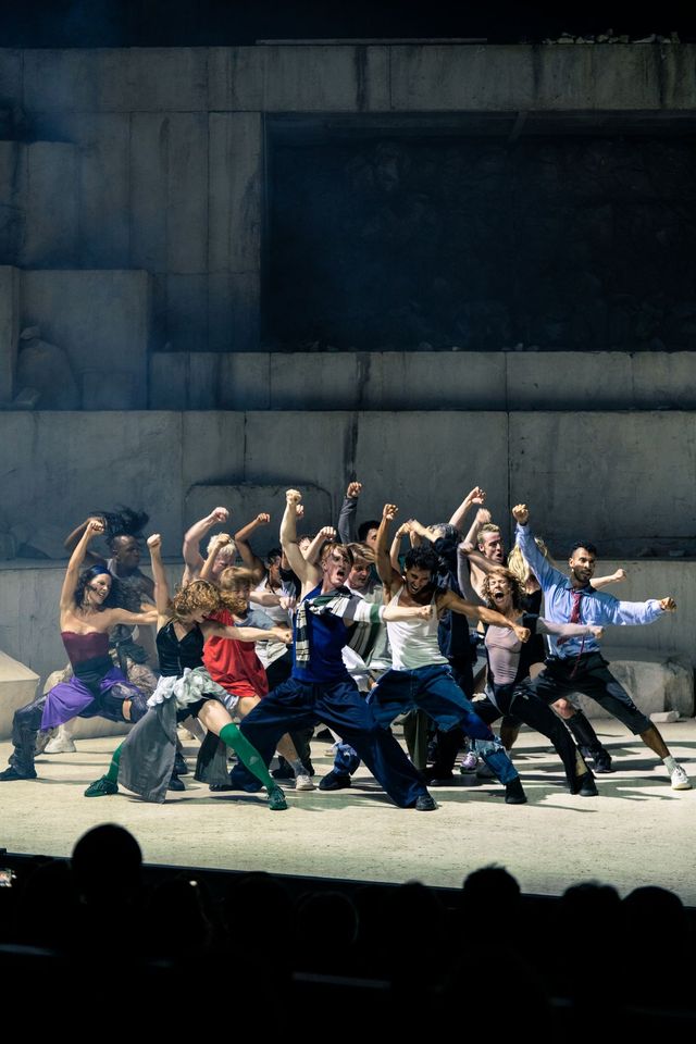 〈룸 위드 어 뷰〉