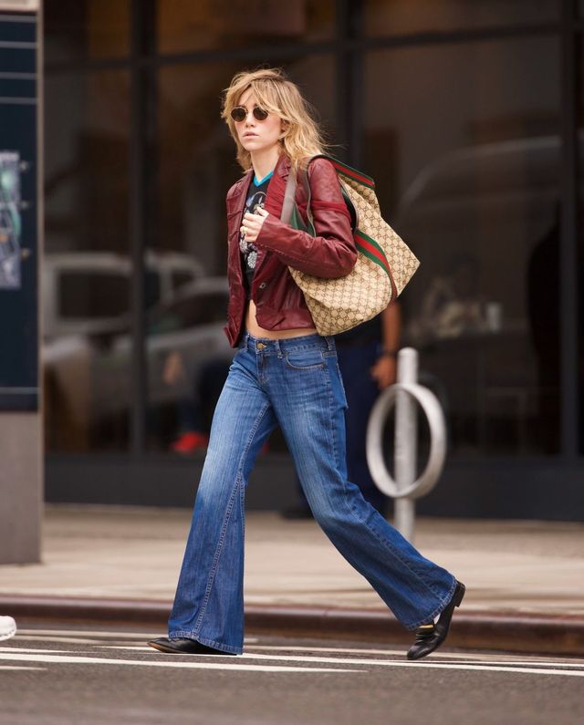 구찌 질리오(Giglio)토트백을 든 수키 워터하우스