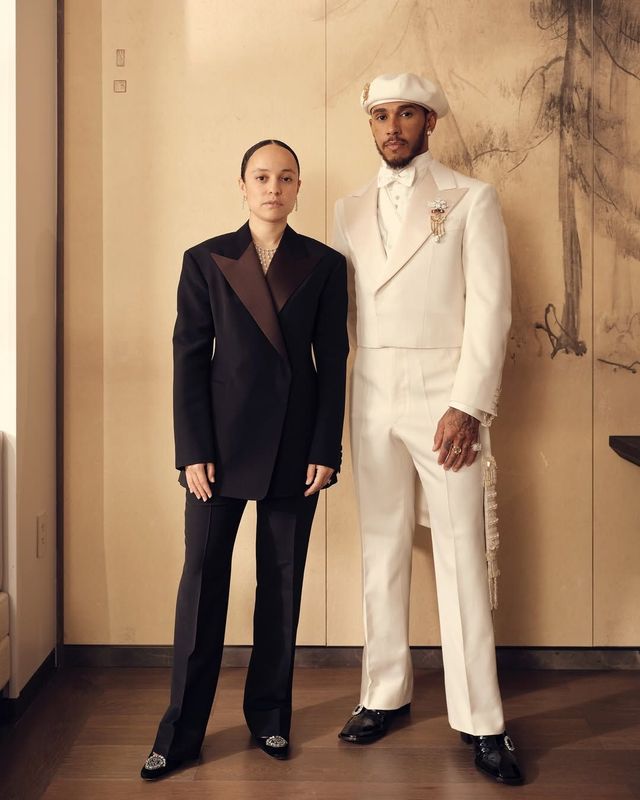 웨일즈 보너의 남성 컬렉션을 착용한 모델과 디자이너 그레이스 웨일즈 보너. @walesbonner