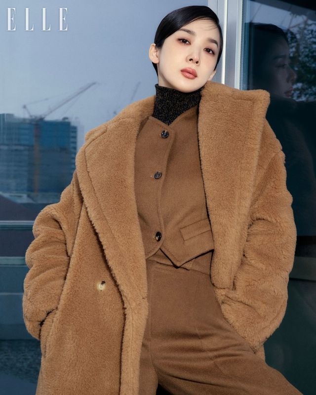 테디 아이콘 코트, 모크넥 스웨터, 베스트, 트라우저는 Max Mara.