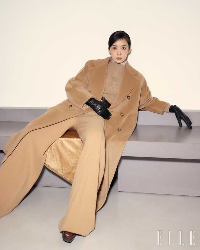 101801 아이콘 코트, 립조직 스웨터, 부드럽게 흐르는 니트 트라우저, 벨트, 글러브, 메리 제인 힐은 Max Mara. 