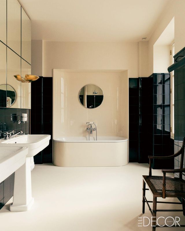 크림색의 오목한 벽과 욕조의 조화가 아름다운 배스룸. 