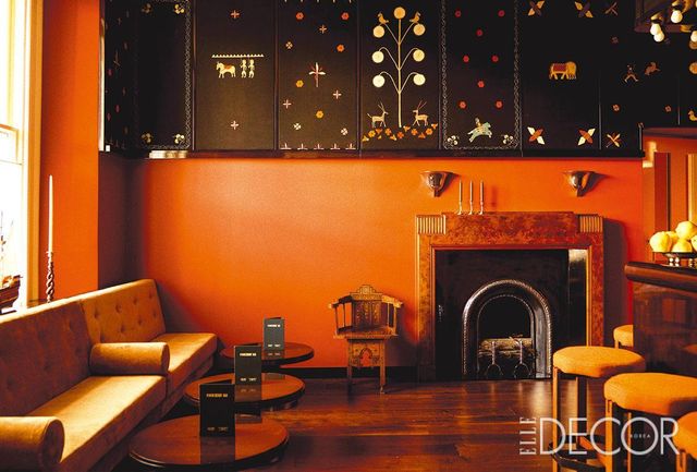 런던 그랜드 호텔 벨뷰(Grand Hotel Bellevue)의 바 폰디케리. 브랜드 보디(Bode)와 협업한 태피스트리로 포인트를 줬다.